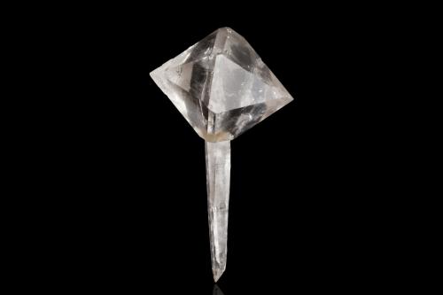 Quartz<br />Sichuan Province, China<br />6.5 x 5.5 x 12 cm / main crystal: 11.5 cm.<br /> (Author: MIM Museum)