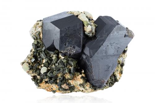 Andradite (variety melanite) with Epidote and Prehnite<br />Kayes Region, Mali<br />15.5 x 25.5 x 17.5 cm / main crystal: 15.8 cm.<br /> (Author: MIM Museum)