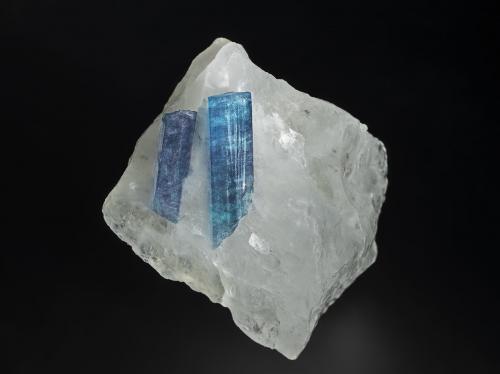 Elbaite (variety cuprian elbaite), Quartz<br />Batalha Mine, São José da Batalha, Salgadinho, Borborema, Paraíba, Brazil<br />4.4 x 4.8 cm<br /> (Author: am mizunaka)