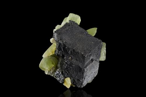 Magnetite with Forsterite (variety peridot)<br />Naran, Valle Kaghan, Distrito Mansehra, Jaiber Pastunjuá, Paquistán<br />6 x 5 x 6 cm / main crystal: 4.9 cm.<br /> (Author: MIM Museum)