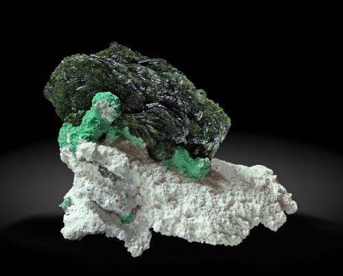 Volborthita con Malaquita y Azurita y en Dickita<br />Mina Milpillas, Cuitaca, Municipio Santa Cruz, Sonora, México<br />4.9 × 3.5 × 2.2 cm / roseta: 3.3 × 1.4 cm<br /> (Autor: Jordi Fabre)