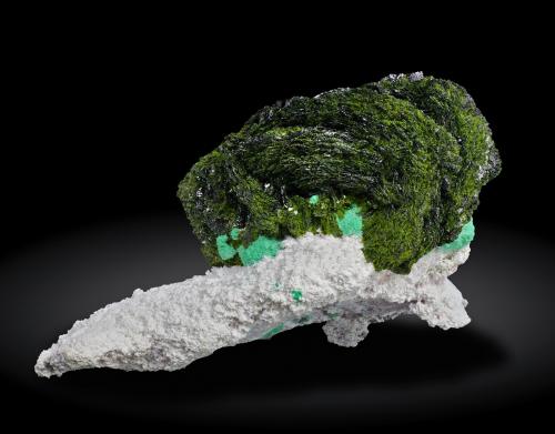 Volborthita con Malaquita y Azurita y en Dickita<br />Mina Milpillas, Cuitaca, Municipio Santa Cruz, Sonora, México<br />4.9 × 3.5 × 2.2 cm / roseta: 3.3 × 1.4 cm<br /> (Autor: Jordi Fabre)