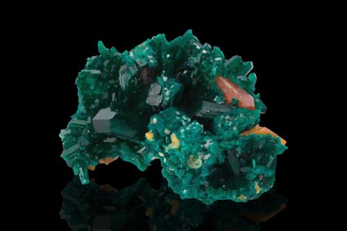 Wulfenita con Dioptasa<br />Gombe-Lutete, Congo Central, República Democrática del Congo (Zaire)<br />6 x 5 x 3 cm / Cristal principal: 3 cm.<br /> (Autor: Museo MIM)