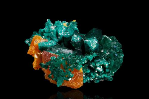 Wulfenita con Dioptasa<br />Gombe-Lutete, Congo Central, República Democrática del Congo (Zaire)<br />6 x 5 x 3 cm / Cristal principal: 3 cm.<br /> (Autor: Museo MIM)