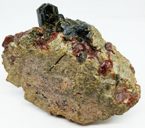 Epidota<br />Cerro de la Concordia, Piedra Parada (Las Vigas), Municipio Tatatila, Veracruz (Veracruz de Ignacio de la Llave), México<br />70x50x30<br /> (Autor: Luis Edmundo Sánchez Roja)