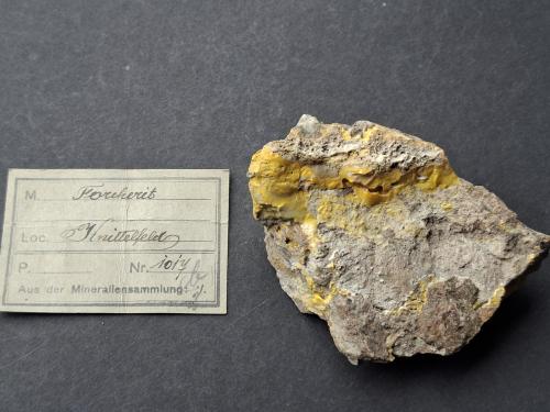 Opal with Orpiment inclusions (variety forcherite)<br />Holzbrücken, Ingering, Knittelfeld, Murtal District, Styria/Steiermark, Austria<br />8,5 x 6 cm<br /> (Author: Volkmar Stingl)