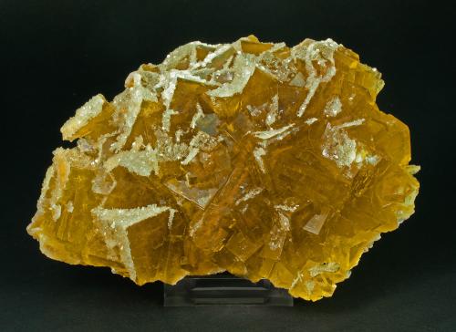 Fluorita con Barita y Cuarzo<br />Mina Moscona, El Llano, Solís, Corvera de Asturias, Comarca Avilés, Principado de Asturias (Asturias), España<br />12.4 × 8.5 × 4.6 cm<br /> (Autor: Jordi Fabre)
