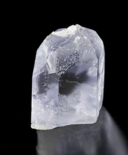 Sodalita<br />Provincia Badakhshan, Afganistán<br />2.5 x 2 x 3.5 cm / Cristal principal: 3.2 cm.<br /> (Autor: Museo MIM)