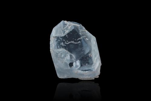 Sodalita<br />Provincia Badakhshan, Afganistán<br />2.5 x 2 x 3.5 cm / Cristal principal: 3.2 cm.<br /> (Autor: Museo MIM)