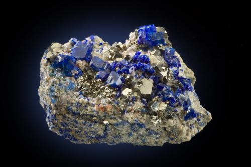 Sodalita con Pirita y Wurtzita<br />Provincia Badakhshan, Afganistán<br />6.5 x 4.5 x 3.5 cm / Cristal principal: 1.1 cm.<br /> (Autor: Museo MIM)