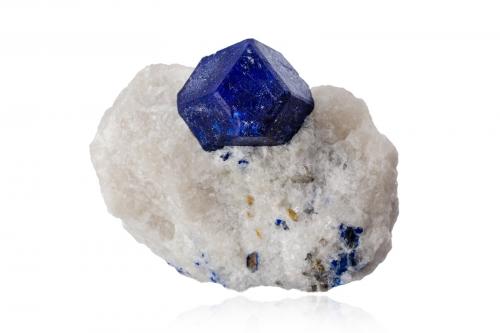 Lazurita<br />Sar-e Sang, Valle Koksha, Distritos Khash & Kuran Wa Munjan, Provincia Badakhshan, Afganistán<br />9 x 7 x 6 cm / Cristal principal: 3.7 cm.<br /> (Autor: Museo MIM)
