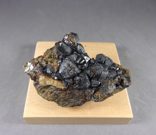 Esfalerita<br />Mina Force Crag, Braithwaite, Keswick, Distrito Allerdale, (antes Cumberland), Cumbria, Inglaterra / Reino Unido<br />7,8 x 5,2 x 2,9 cm.<br /> (Autor: J. G. Alcolea)