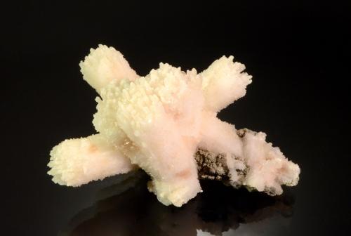Calcite<br />Mina Nikolaevski, Dalnegorsk, Distrito urbano Dalnegorsk, Primorsky Krai, Far-Eastern Region, Rusia<br />8.4 x 5.2 x 4.9 cm<br /> (Author: Michael Shaw)