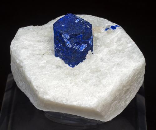 Lazurite (lapis lazuli variety) on Calcite<br />Ladjuar Medam, Sar-e Sang, Valle Koksha, Distritos Khash & Kuran Wa Munjan, Provincia Badakhshan, Afganistán<br />5.3 × 4.3 × 5.1 cm<br /> (Author: Jordi Fabre)