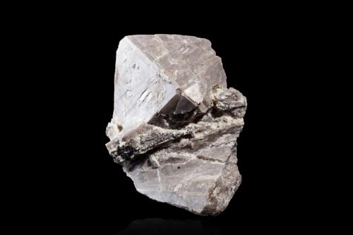 Béhierita con Turmalina (Grupo)<br />Pegmatitas Ampanodiana, campo de pegmatitas Tetezantsio-Andoabatokely, Andrembesoa     , Distrito Betafo, Región Vakinankaratra, Madagascar<br />3 x 1.5 x 3.5 cm / Cristal principal: 3 cm.<br /> (Autor: Museo MIM)