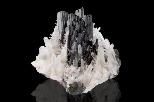 Hübnerita con Cuarzo y Tetraedrita<br />Mina Huayllapon (Mina Huallapon), Pasto Bueno, Distrito Pampas, Provincia Pallasca, Departamento Ancash, Perú<br />18 x 14 x 14 cm / Cristal principal: 6 cm.<br /> (Autor: Museo MIM)