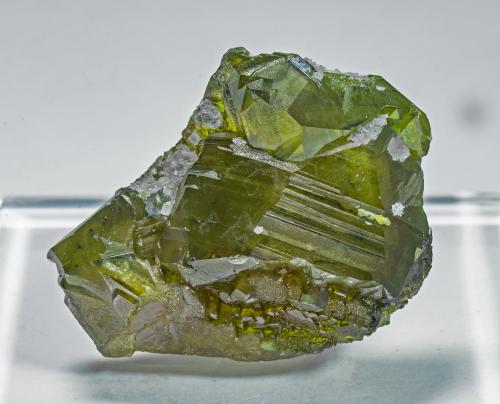 Sphalerite with Calcite<br />Mina de Áliva (Mina Las Mánforas), zona Minera Áliva, Camaleño, Comarca Liébana, Cantabria, España<br />4.2 × 3.1 × 1.9 cm<br /> (Author: Jordi Fabre)