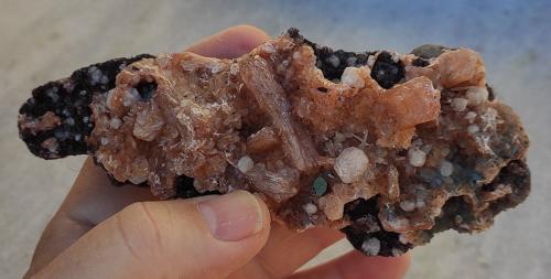 Estilbita con Analcima y 'Heulandita'<br />Cantera Lageado, Frutal, Minas Gerais, Brasil<br />14 x 6 x 4 cm<br /> (Autor: Anisio Claudio)