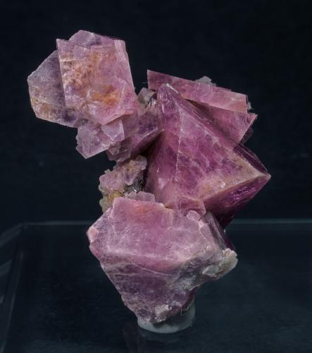 Espinela con Clintonita<br />An Phu, Luc Yen, Provincia Yenbai, Vietnam<br />5.2 × 3.9 × 3 cm<br /> (Autor: Jordi Fabre)