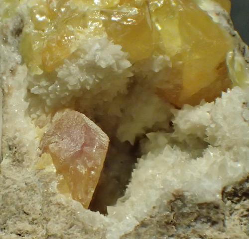 Azufre, calcita<br />Minas de Azufre, La Serrata, Lorca, Comarca Alto Guadalentín, Región de Murcia (Murcia), España<br />0,7 x 0,4 cm (cristal anaranjado)<br /> (Autor: Frederic Varela)