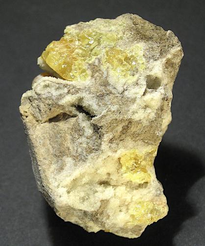 Azufre, calcita<br />Minas de Azufre, La Serrata, Lorca, Comarca Alto Guadalentín, Región de Murcia (Murcia), España<br />6 x 4,5 x 3 cm<br /> (Autor: Frederic Varela)