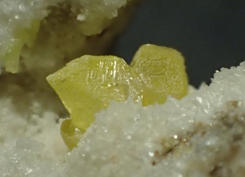 Azufre, calcita<br />Minas de Azufre, La Serrata, Lorca, Comarca Alto Guadalentín, Región de Murcia (Murcia), España<br />0,5 x 0,3 cm (grupo cristales)<br /> (Autor: Frederic Varela)