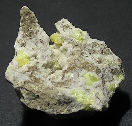 Azufre, calcita<br />Minas de Azufre, La Serrata, Lorca, Comarca Alto Guadalentín, Región de Murcia (Murcia), España<br />6 x 5,3 x 2,5 cm<br /> (Autor: Frederic Varela)