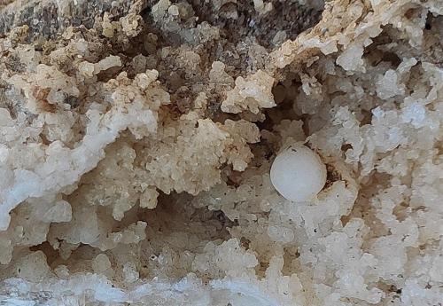 Aragonito<br />Pains, Minas Gerais, Brasil<br />4 x 3,1 x 3 cm<br /> (Autor: Anisio Claudio)