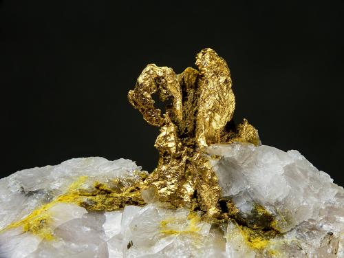 Oro, oxiplumboromeíta<br />Sierra de la Chimenea, Zona Talarrubias / Casas de Don Pedro, Comarca La Siberia, Badajoz, Extremadura, España<br />10 mm<br /> (Autor: Borja Sainz de Baranda)