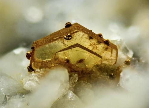 Synchisita-(Ce)<br />Guainos Bajos outcrops (Highway Adra-Motril), Guainos Bajos, Adra, Comarca Poniente Almeriense, Almería, Andalusia, Spain<br />2 mm<br /> (Autor: Borja Sainz de Baranda)