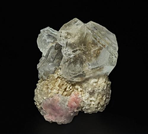Fluorite, Calcite<br />Huanggang Mines, Hexigten Banner (Kèshíkèténg Qí), Chifeng (Ulanhad), Inner Mongolia Autonomous Region, China<br />7.0 x 6.0 cm<br /> (Author: am mizunaka)