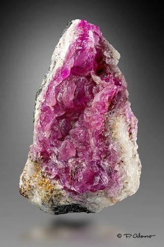 Calcita (variedad calcita cobaltífera)<br />Mina Bou Azzer, Distrito minero Bou Azzer, Provincia Ouarzazate, Región Drâa-Tafilalet, Marruecos<br />9cm x 5,5cm x 6,5cm<br /> (Autor: Pere Alonso)