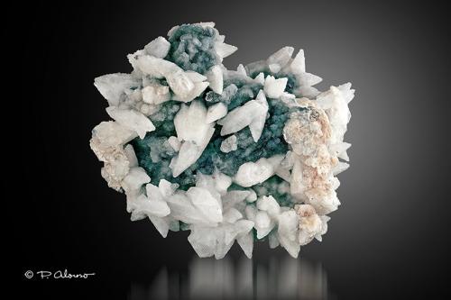 Calcita con Cuarzo (variedad calcedonia)<br />Mina Krushev dol, Zona minera Madan, Montes Rhodope, Smolyan Oblast, Bulgaria<br />7,5cm x 7cm x 4cm<br /> (Autor: Pere Alonso)