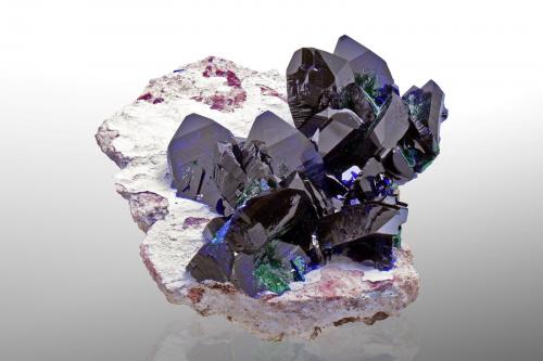 Azurita con Malaquita y Dickita<br />Milpillas Mine, Cuitaca, Municipio Santa Cruz, Sonora, Mexico<br />16 x 12 x 6.5 cm / Cristal principal: 5 cm.<br /> (Autor: Museo MIM)
