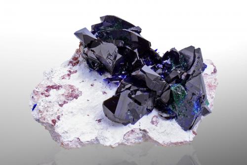 Azurita con Malaquita y Dickita<br />Milpillas Mine, Cuitaca, Municipio Santa Cruz, Sonora, Mexico<br />16 x 12 x 6.5 cm / Cristal principal: 5 cm.<br /> (Autor: Museo MIM)