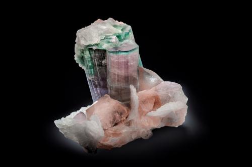 Berilo (variedad morganita) con Elbaíta y Ortoclasa en Albita con 'lepidolita'<br />Sooray prospect, Dara-I-Pech District (Pech District), Kunar Province (Konar), Afghanistan<br />11 x 10 x 10.5 cm / Cristal principal: 3.5 cm.<br /> (Autor: Museo MIM)