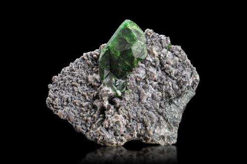 Titanite (variety chromium-bearing titanite) on Chromite with Clinochlore and Calcite<br />Saranovskii Mine, Saranovskaya (Sarany), Gornozavodskii, Perm Krai, Ural, Russia<br />11 x 6 x 9.5 cm / main crystal: 5.8 cm.<br /> (Author: MIM Museum)