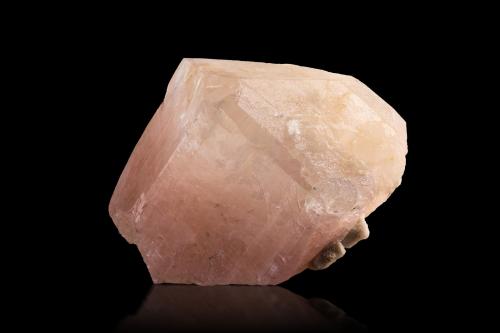 Poudretteite<br />Pein-Pyit, Mogok Township, Pyin-Oo-Lwin District, Mandalay Region (Mandalay Division), Myanmar (Burma)<br />5 x 7 x 4 cm / main crystal: 6.5 cm.<br /> (Author: MIM Museum)