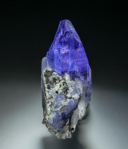 Zoisite (variety tanzanite), Calcite, Graphite<br />Merelani Hills, Lelatema Mountains, Simanjiro District, Manyara Region, Tanzania<br />4.6 x 1.9 cm<br /> (Author: am mizunaka)