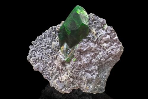 Titanita (variedad cromífera) en Cromita con Clinocloro y Calcita<br />Mina Saranovskii, Saranovskaya (Sarany), Gornozavodskii, Perm Krai, Ural, Rusia<br />11 x 6 x 9.5 cm / Cristal principal: 5.8 cm.<br /> (Autor: Museo MIM)