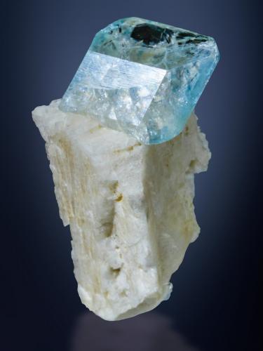 Euclasa, microclina<br />Equador, Parelhas, Caicó, Rio Grande do Norte, Brasil<br />25 x 15 mm<br /> (Autor: Borja Sainz de Baranda)
