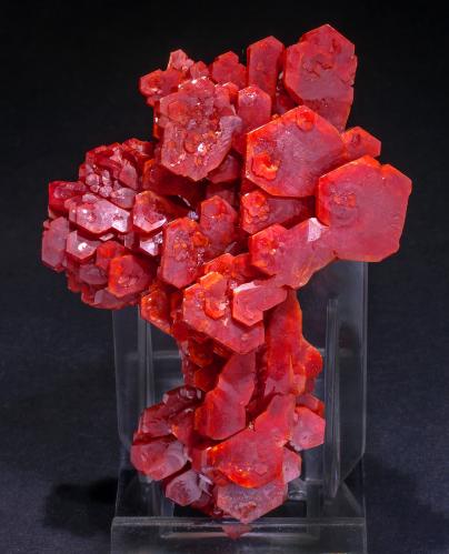 Vanadinite<br />Mohamedine, Coud'a, distrito minero Mibladen, Mibladen, Midelt, Provincia Midelt, Región Drâa-Tafilalet, Marruecos<br />8.4 × 5.7 × 2 cm<br /> (Author: Jordi Fabre)