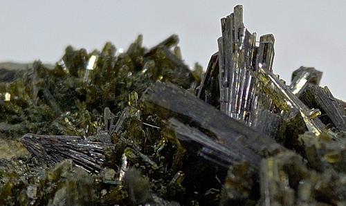 Epidota<br />Pantà d'Escales, Casterner de les Olles, Tremp, Comarca Pallars Jussà, Lérida / Lleida, Cataluña / Catalunya, España<br />90x55x40  mm.<br /> (Autor: Luis Edmundo Sánchez Roja)