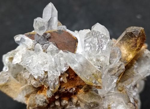 Brookita con Cuarzo<br />Kharan District, Balochistan (Baluchistan), Pakistan<br />50x40x30 mm<br /> (Autor: Luis Edmundo Sánchez Roja)