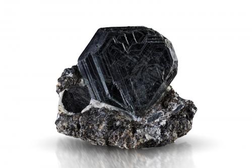 Safirina en Anortita con Mica (Grupo) y Sillimanita<br />Vangaindrano pegmatites, Vangaindrano District, Atsimo-Atsinanana Region, Madagascar<br />11.5 x 4 x 10 cm / Cristal principal: 8.4 cm<br /> (Autor: Museo MIM)