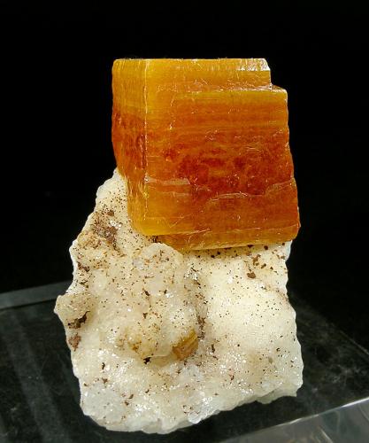 Wulfenite on Calcite<br />Mina Erupción (Mina Ahumada), Sierra de Los Lamentos, Municipio Ahumada, Chihuahua, México<br />2.6 × 2.8 × 3 cm<br /> (Author: Jordi Fabre)
