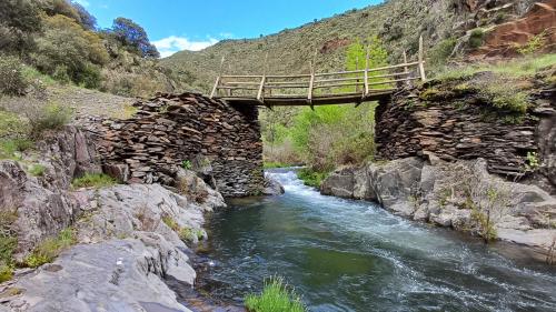 Puente sobre el Río Jaramilla en el sendero PR-GU 004. (Autor: supertxango)