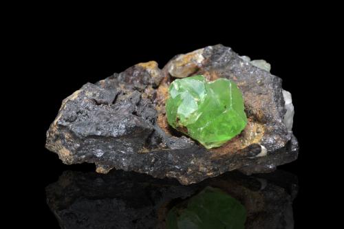 Anglesite on Galena<br />Miniera Montevecchio, Guspini, Provincia Cerdeña del Sur, Cerdeña/Sardegna, Italia<br />6.5 x 5 x 3 cm / main crystal: 1.6 cm<br /> (Author: MIM Museum)