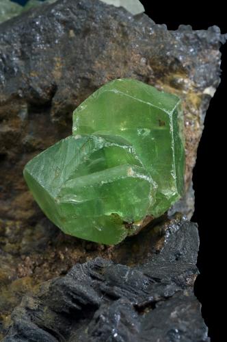Anglesite on Galena<br />Miniera Montevecchio, Guspini, Provincia Cerdeña del Sur, Cerdeña/Sardegna, Italia<br />6.5 x 5 x 3 cm / main crystal: 1.6 cm<br /> (Author: MIM Museum)