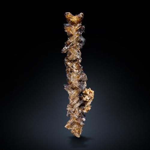 Cuarzo (variedad ahumado)<br />Monte Malosa, Distrito Zomba, Malawi<br />4.5 x 3.5 x 20 cm / Cristal principal: 4.5 cm.<br /> (Autor: Museo MIM)